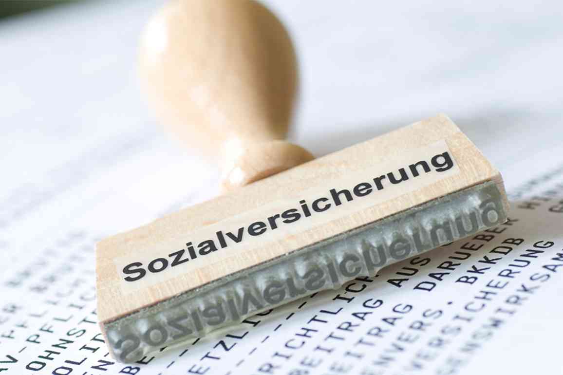 © Finanzfoto - stock.adobe.com Holzstempel Sozialversicherung