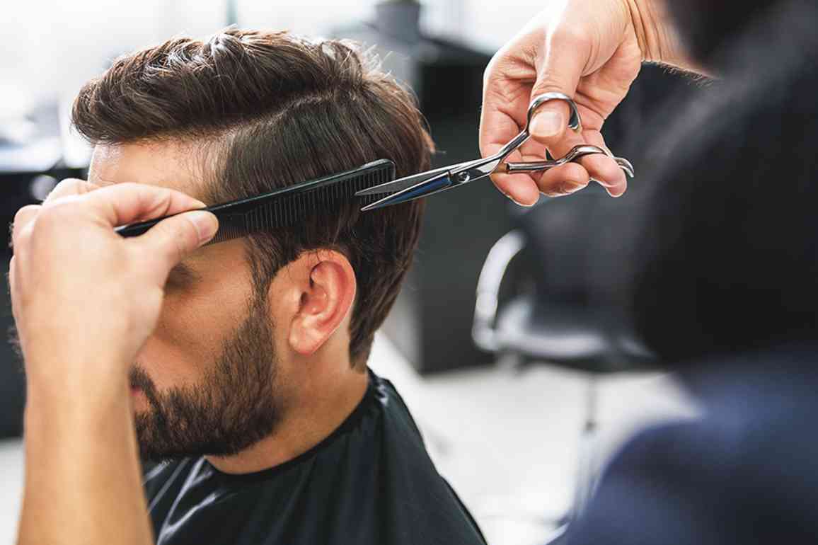 © Yakobchuk Olena - stock.adobe.com Ein Mann bekommt einen Haarschnitt