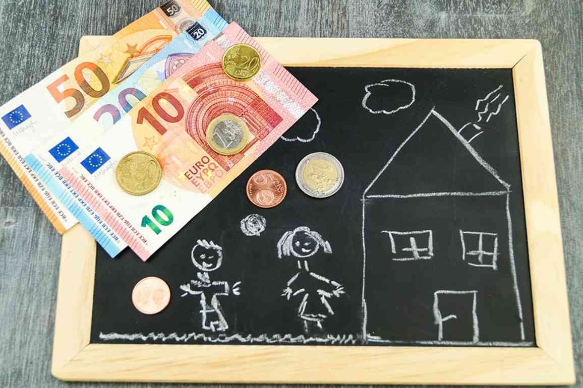 © Steidi - stock.adobe.com Kinderzeichnung und Geld