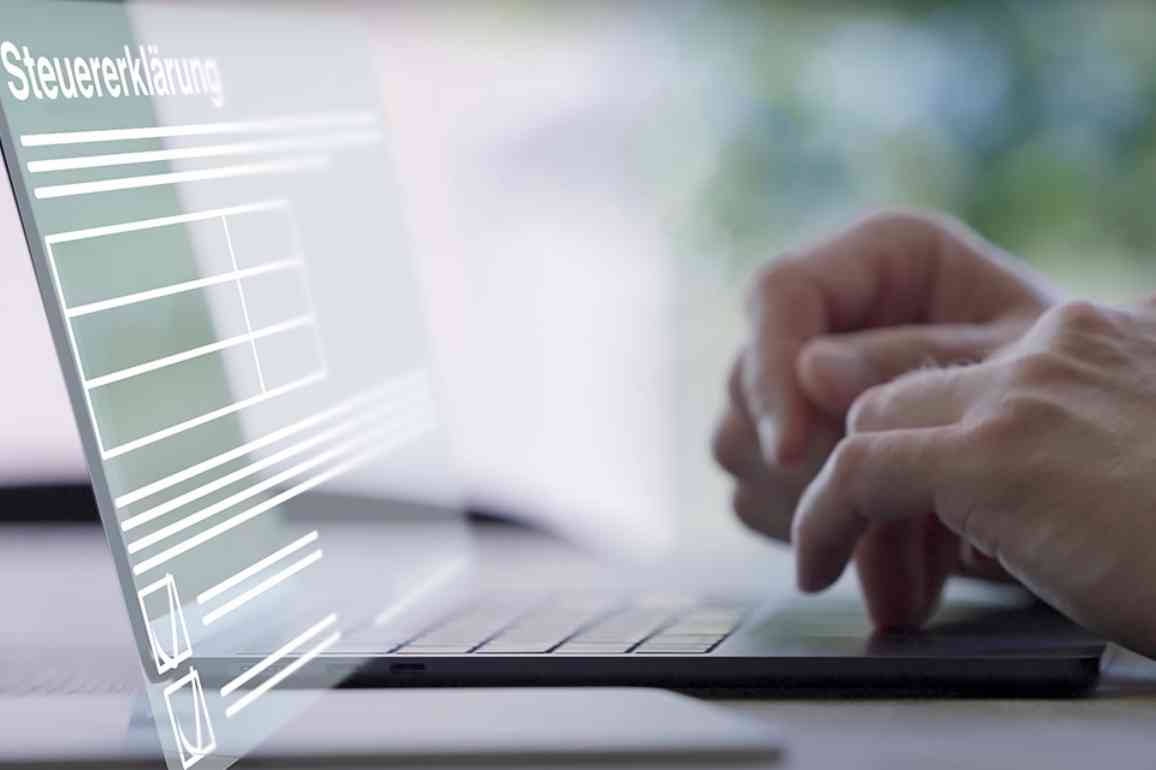 Hände auf Laptoptastatur