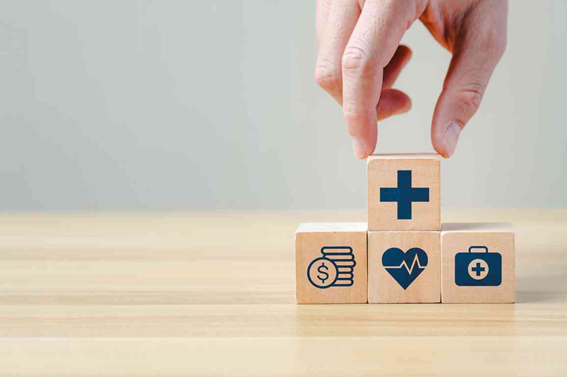 Hand legt einen Holzblock auf andere Blöcke